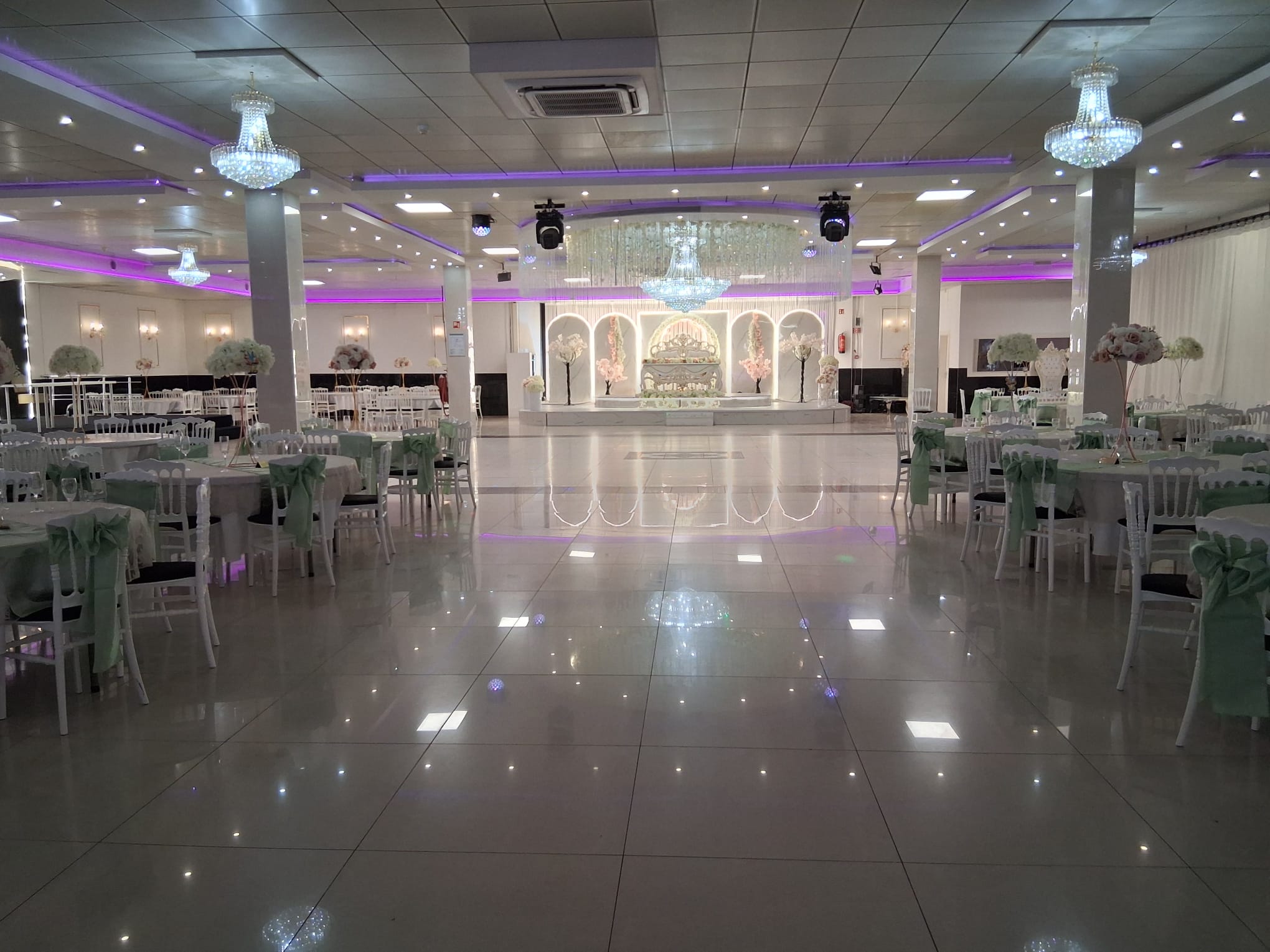 Sfeervolle zaal van Partycentrum Elegance